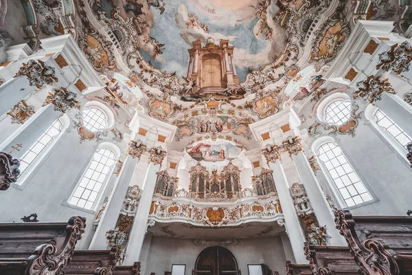 2020 년 2 월 1 일 - 독일 Steingaden: Entrance facade with organ piple and ceiling fresco inpilgrimage church of Wies — 스톡 사진