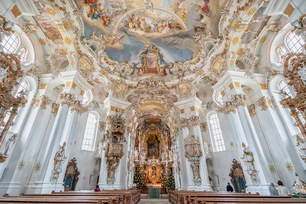 Látogatók Ülnek Homlokzat Előtt Főoltárral Belül Zarándoklat Templom Wies Wieskirche — Stock Fotó