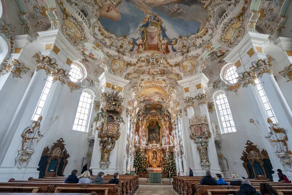 Látogatók Ülnek Homlokzat Előtt Főoltárral Belül Zarándoklat Templom Wies Wieskirche — Stock Fotó