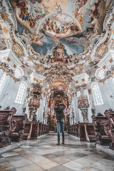 Besucher Fotografieren Fassade Mit Altar Der Wallfahrtskirche Weißenwieskirche — Stockfoto