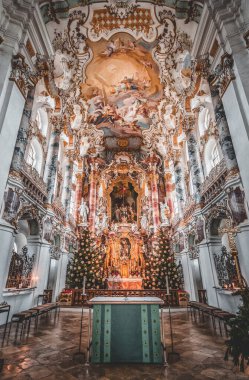 Wies Wieskirche Kilisesi 'nin içinde rokoko fesco tavanlı sunak manzarası