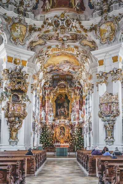2020. február 1. - Steingaden, Németország: A látogatók megcsodálhatják a Wies Wieskirche zarándoktemplom főoltárát — Stock Fotó