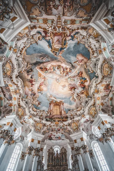 Feb 1, 2020 - Steingaden, Duitsland: Fisheye style Rococo koepel fresco plafond in bedevaartskerk Wies — Stockfoto