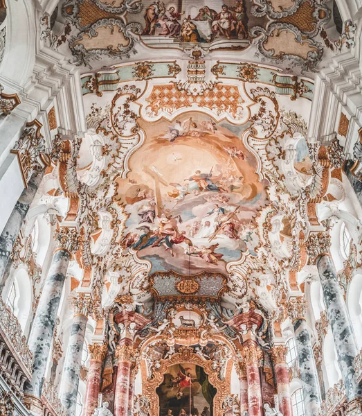 Feb 1, 2020- Steingaden, Germany: Rococo style ceiling fesco above altar in Pilgrimage Church of Wies Wieskirche — стокове фото