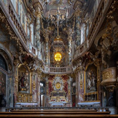 2 Şubat 2020 - Münih, Almanya: Barok Kilisesi 'nin ön cephesi Asamkirche