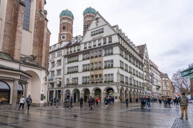 2 Şubat 2020 - Münih, Almanya Münih: Gotchic Kilisesi Frauenkirche kulesine sahip Münih caddesindeki Kiralık Ev