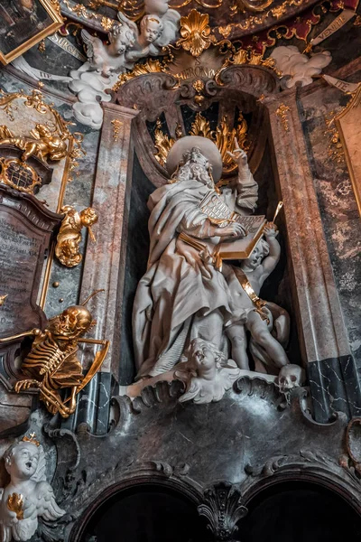 2 févr. 2020 Munich, Allemagne : Statue de saint Jérôme Hieronymus dans le hall d'entrée de l'église baroque Asamkirche — Photo