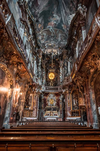 Feb 2, 2020 - Munich, Germany: Interior of late Baroque church Asamkirche with lights on before evening time — Stock Photo, Image