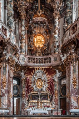 2 Şubat 2020 - Münih, Almanya: Barok Kilisesi 'nin süslü ön cephesi Asamkirche