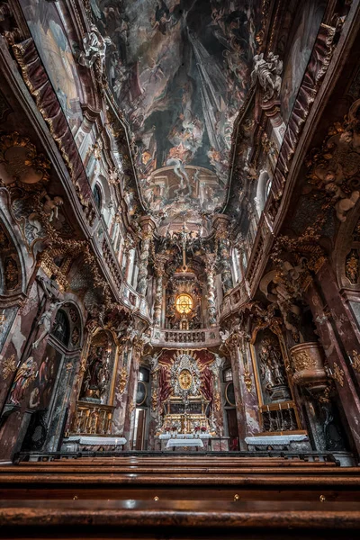 2.2.2020 - München, Deutschland: Ultraweite Ansicht von Deckenfresko und Altarfassade in der Asamkirche im Barockstil — Stockfoto