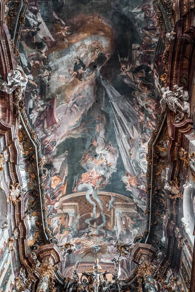 Feb 2, 2020 - Monaco di Baviera, Germania: Affresco a soffitto della vita di San Nepomuceno all'interno della chiesa barocca Asamkirche — Foto Stock