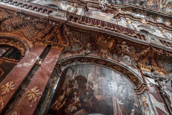 2 feb 2020 - München, Duitsland: Grote schilderijen en sierlijke muurschilderingen in barokke kerk Asamkirche — Stockfoto