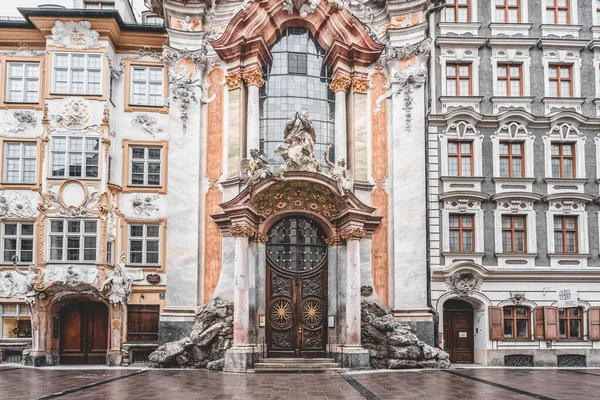 02-feb-2020 - Múnich, Alemania: Fachada de entrada de Asamkirche, iglesia barroca tardía —  Fotos de Stock