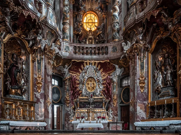 02 / 02 / 2020 - Monachium, Niemcy: Widok z bliska ozdobnej fasady ołtarza barokowego kościoła Asamkirche — Zdjęcie stockowe
