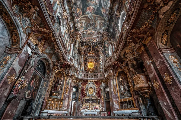 2 feb 2020 - München, Duitsland: Ultrabrede opwaartse blik op plafond fresco altaargevel in barokke kerk Asamkirche — Stockfoto