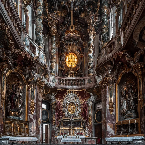 02-feb-2020 - Munich, Alemania: Fachada de altar adornada de la iglesia barroca Asamkirche —  Fotos de Stock