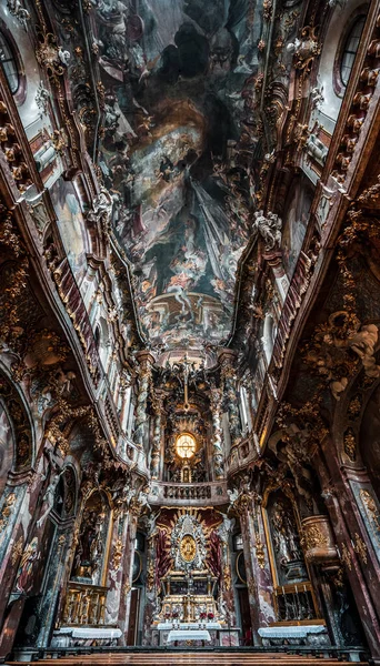 2 feb 2020 - München, Duitsland: Interieur van de Asamkirche barokke kerk met altaar en plafondzicht — Stockfoto