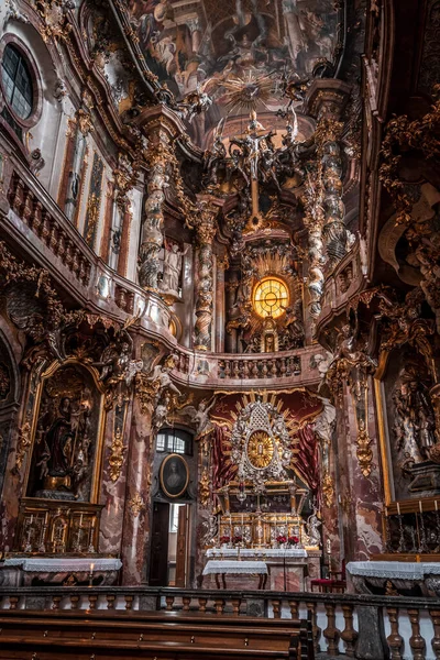 Február 2, 2020 - München, Németország: Főoltár homlokzat belül barokk stílusú templom Asamkirche — Stock Fotó