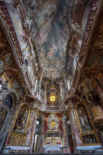 Február 2, 2020 - München, Németország: Ultrawide upward view of ceiling fresco altar facade in baroque style church Asamkirche — Stock Fotó