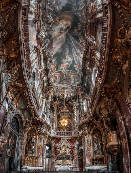 2 feb 2020 - München, Duitsland: Ultrabrede opwaartse blik op plafond fresco altaargevel in barokke kerk Asamkirche — Stockfoto