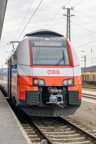 6. února 2020 - Attnang Puchheim: OBB kmen ve stanici Attnang Puchheim do Hallstattu na nástupišti — Stock fotografie