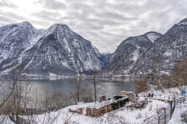 Turistler Hallstatt Köyü 'nden feribot iskelesinden yürüyerek geliyorlar.