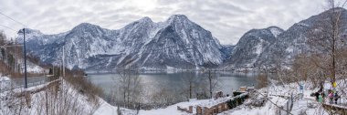 Hallstatt köyüne giden feribot iskelesinin panoramik görüntüsü