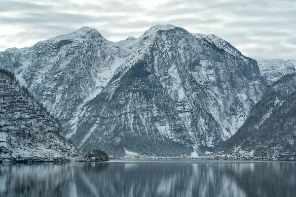 Austria Hallstatt Villaggio Piedi Della Montagna Neve Inverno — Foto Stock