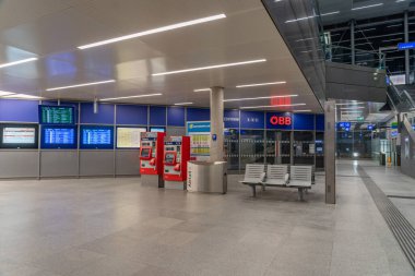 6 Şubat 2020 - Attnang Puchheim, Avusturya: Akşam saatlerinde boş tren istasyonunda bilet ve bilet otomatı bekleme