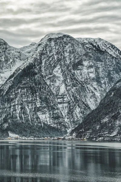 Μακρινή Θέα Του Όμορφου Χωριού Hallstatt Στους Πρόποδες Του Χιονισμένου — Φωτογραφία Αρχείου