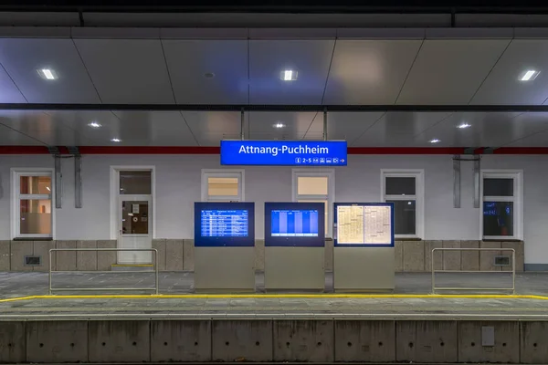 6. února 2020 - Attnang Puchheim, Rakousko: Plánování nástupišť na vlakovém nádraží Attnang-Puccheim — Stock fotografie
