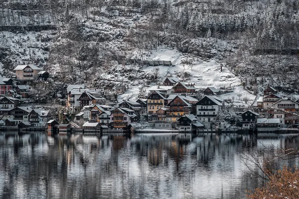 Vzdálený Pohled Krásnou Vesnici Hallstatt Úpatí Zasněžené Hory Rakousku — Stock fotografie