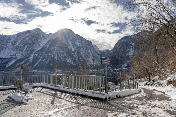 Bänke Vor Dem Hallstätter Bahnhof Zur Fähre Nach Hallstatt — Stockfoto