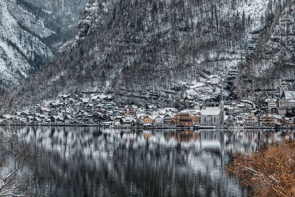Vzdálený Pohled Krásnou Vesnici Hallstatt Úpatí Zasněžené Hory Rakousku — Stock fotografie