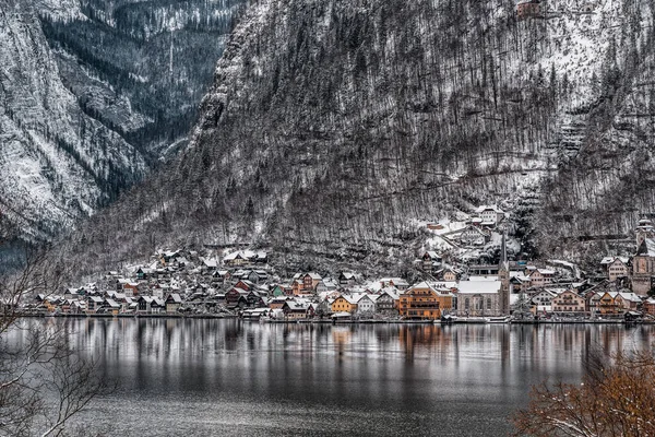 Vzdálený Pohled Krásnou Vesnici Hallstatt Úpatí Zasněžené Hory Rakousku — Stock fotografie