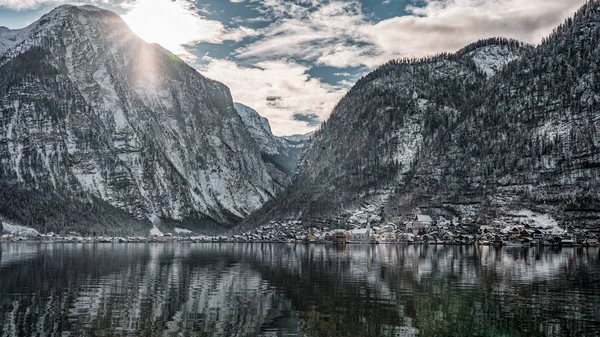 Karlı Köy Hallstatt Dağın Eteklerinde Kışın Güneşli Gökyüzü Avusturya — Stok fotoğraf