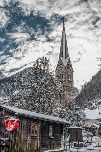 Evangelický Farní Kamenný Kostel Pokrytý Sněhem Vesnici Hallstatt Rakousku Zimě — Stock fotografie