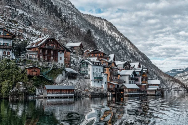 Zasněžené Vesnice Dřevěné Domy Hallstatt Jezera Hallstattersee Rakousku — Stock fotografie