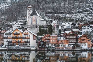 Hallstatt 'te Hallstatt Gölü' nün yanındaki karlı köy ahşap evleri Avusturya Hallstattersee 'de
