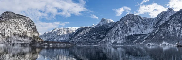 Снежные Горы Вокруг Австрийского Города Груба Берегу Озера Халльштаттерзее Зимой — стоковое фото