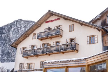 6 Şubat 2020 - Hallstatt, Avusturya: Hallstatt 'teki göle bakan Snowy Hotel Heritage balkonu