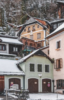 Kışın Hallstatt 'ta karla kaplı evler