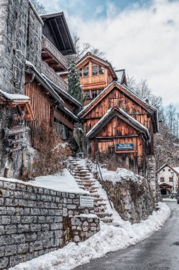 Avusturya köyünün kışın Hallstatt caddesinde karla kaplı taş merdiven.
