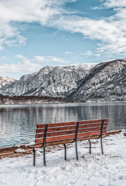 Benchs Riva Lago Con Vista Sulle Montagne Innevate Durante Inverno — Foto Stock