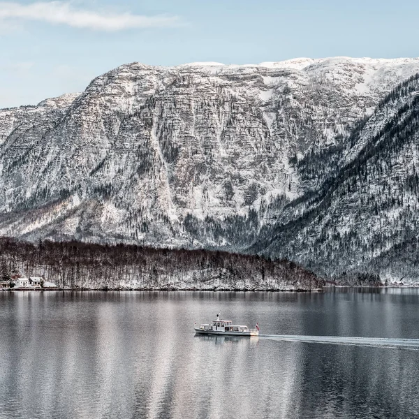 Imbarcazione Traghetto Sul Lago Hallstattersee Circondata Dalla Neve Inverno Hallstatt — Foto Stock