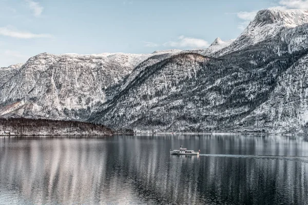 Ferry Boat Hallstattersee Lake Circled Snow Mountain Winter Hallstatt Αυστρία — Φωτογραφία Αρχείου