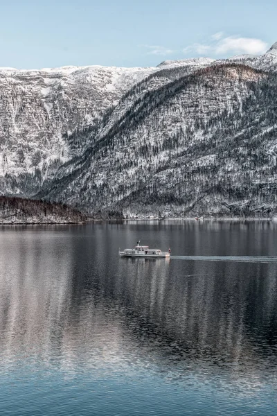 Imbarcazione Traghetto Sul Lago Hallstattersee Circondata Dalla Neve Inverno Hallstatt — Foto Stock