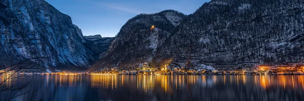 Ночной Панорамный Вид Заснеженной Деревни Халла Огнями Зимой Австрии Сумерки — стоковое фото