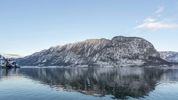 Χιονισμένο Αυστριακό Χωριό Hallstatt Από Λίμνη Κατά Διάρκεια Της Ώρας — Φωτογραφία Αρχείου