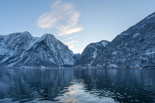 Snowy Wieś Hallstatt Nad Jeziorem Podnóża Góry Śnieg Czystym Niebem — Zdjęcie stockowe